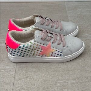 ⭐️🆕Steve Madden Girls Colorful and Fun Rezume Sneakers, 4⭐️